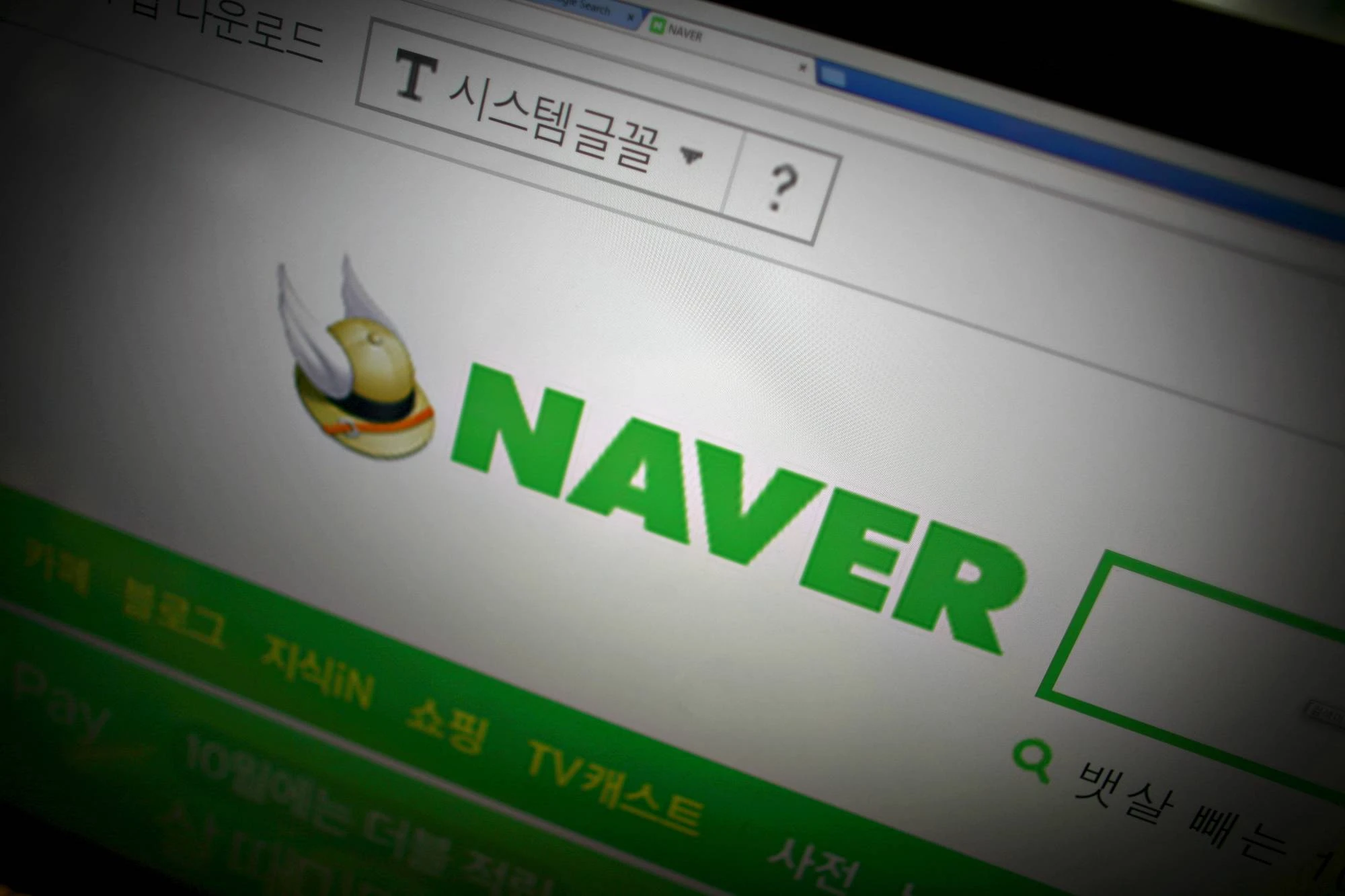 Traveler booking a hotel room directly on the official website, highlighting the benefits of direct booking.