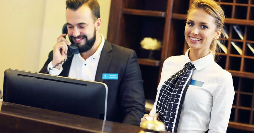 Cuộc họp kinh doanh thảo luận về các khoản vay và chiến lược huy động vốn cho một bất động sản mới, đại diện cho kế hoạch tài chính khách sạn.